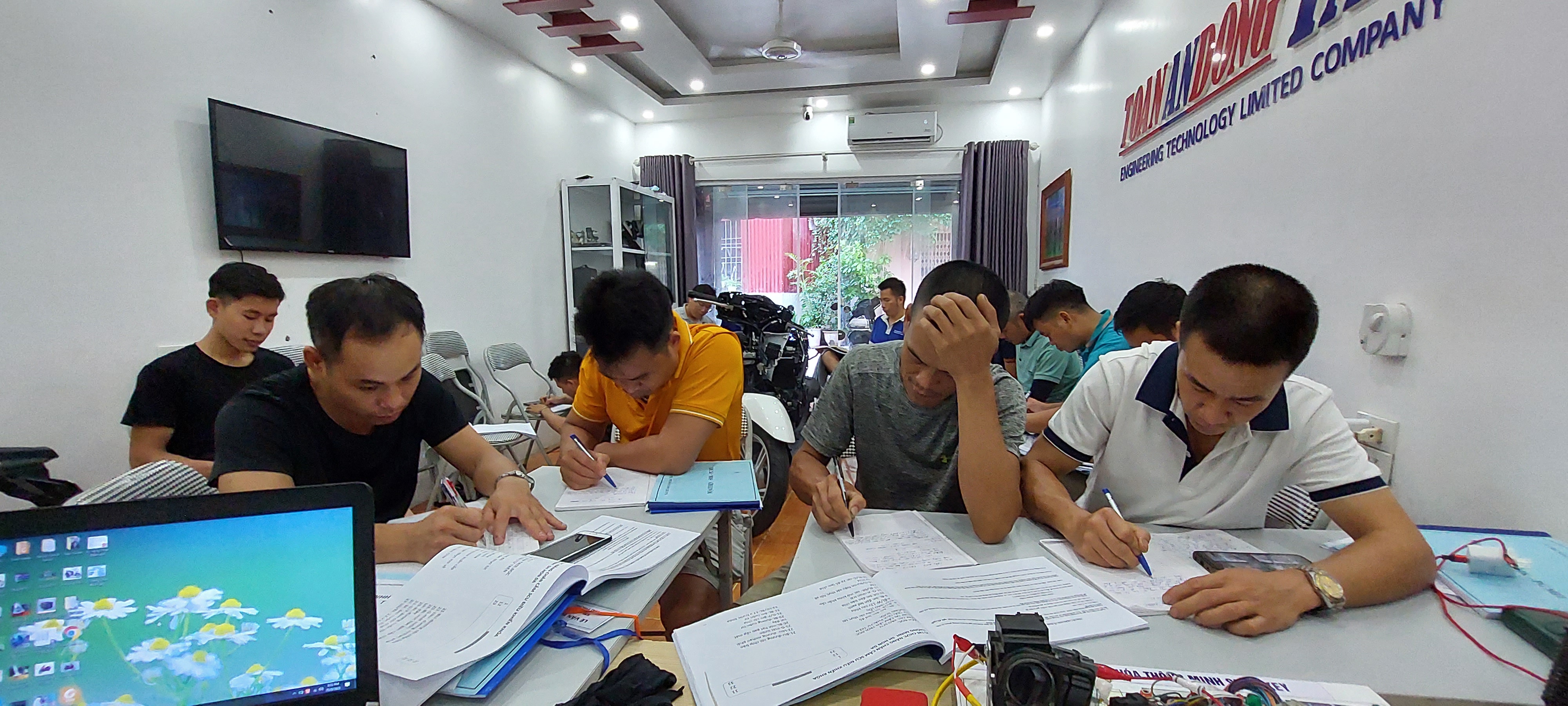 Giáo trình dễ hiểu thực tế với nghề
