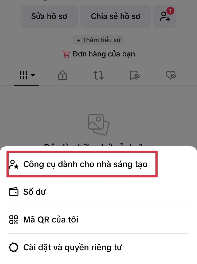       Truy cập phần “Hồ sơ” sau đó nhấn vào dấu 3 gạch phía trên góc phải màn hình